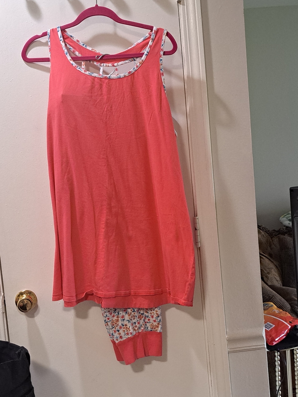 Coral Sleeveless Pj Set  with Floral Capri Bottoms EUC - Picture 10 of 10